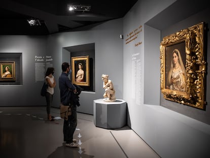Varios visitantes en la reapertura de la exposición de Rafael en las Escuderías del Quirinale, en Roma.