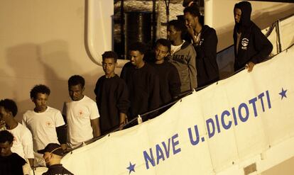 Migrantes desembarcan del Diciotti en el puerto de Catania, Sicilia.