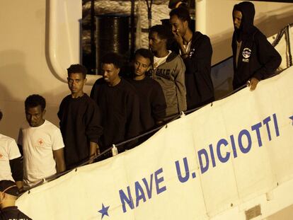 Migrantes desembarcan del Diciotti en el puerto de Catania, Sicilia.