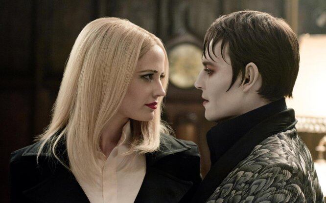 Eva Green y Johnny Depp, en 'Sombras tenebrosas'.