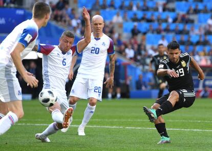 Sergio Agüero, marca el primer gol de Argentina ante Islandia.