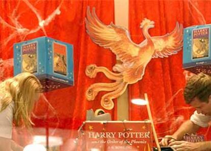 Los grandes almacenes preparan los artículos de Harry Potter, en las vísperas de la salida de la última entrega.