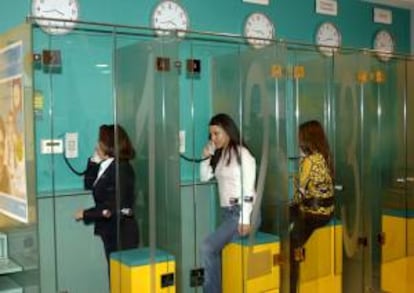 Imagen del un locutorio en una de las oficina de "Dinero Express", empresa del grupo BBVA, especializada en el envío de remesas de dinero de la población inmigrante residente en España. EFE/Archivo