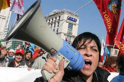 Una manifestante corea consignas contra los planes de Fiat ayer durante la protesta en Roma.