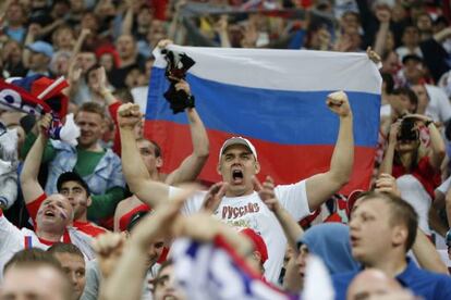 Hinchas rusos, durante el partido ante la República Checa.