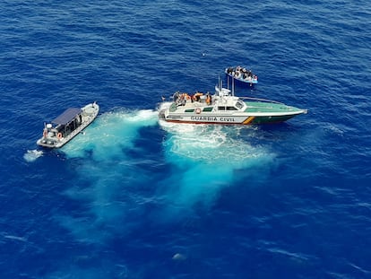 La Guardia Civil rescata una patera en la isla balear de Cabrera en julio de 2021.