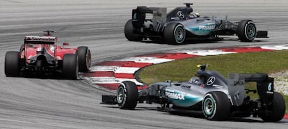 El Ferrari de Vettel rueda entre los Mercedes de Hamilton y Rosberg en el tramo inicial de la carrera.