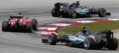 El Ferrari de Vettel rueda entre los Mercedes de Hamilton y Rosberg en el tramo inicial de la carrera.