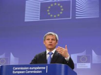 El comisario europeo de Agricultura, Dacian Ciolos, durante una rueda de prensa celebrada en Bruselas. EFE/Archivo