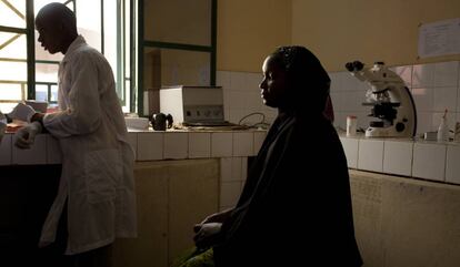 Una mujer espera los resultados de su análisis de sangre en un centro de salud de Bamako, Mali.