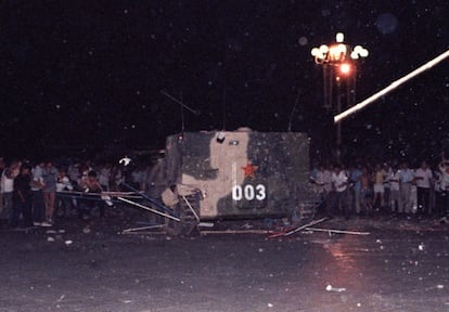 Na noite de 3 a 4 de junho, os tanques do Exército Popular de Libertação (EPL) entraram nas ruas de Pequim com uma ordem brusca: expulsar a Praça Tiananmen dos milhares de manifestantes que a ocuparam. Antes das 6 da manhã. De qualquer maneira. Os soldados abriram caminho para a praça com tiros, e centenas de pessoas - mais de mil, segundo algumas fontes - morreram sob as balas do Exército e foram esmagadas pelos tanques de guerra nas ruas que levam a Tiananmen. Na imagem, um veículo blindado destrói uma das barracas instaladas na Praça Tiananmen em 4 de junho de 1989.