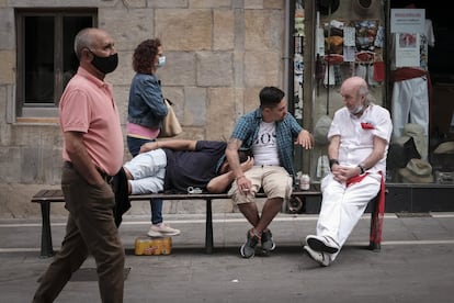 Ambiente de una calle de Pamplona durante los suspendidos sanfermines, el 6 de julio.