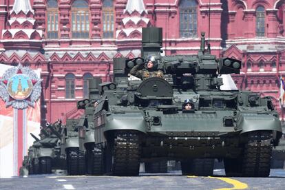El presidente de Rusia, Vladímir Putin, reivindicó este miércoles la "verdad" sobre la victoria soviética contra el nazismo y propuso, en ausencia de los líderes de las potencias vencedoras y derrotadas en la Segunda Guerra Mundial, un sistema de seguridad mundial "fiable" para afrontar nuevas amenazas. En la imagen, varios vehículos de combate de apoyo de tanques Terminator participan en el desfile militar en la Plaza Roja de Moscú.
