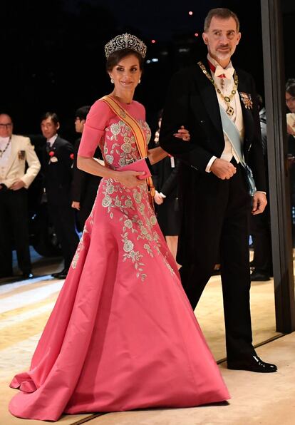 Los reyes Felipe VI y Letizia, a su llegada a la cena de gala por la entronización del emperador Naruhito, en Tokio.