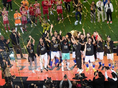 Los jugadores de El Barrio celebran la victoria en la final de la Kings League en el Camp Nou.