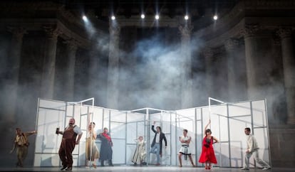 Una escena coral de la versión libre de Jordi Sánchez y Pep Anton Gómez de la obra 'El eunuco', de Terencio, en el Teatro Romano de Mérida.