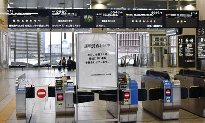 Aviso informa sobre os trens cancelados perto da estação de Osaka, no oeste do Japão.