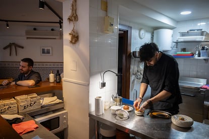 Miguel Ángel Fernández y Jesús Maya trabajando en el restaurante Enea.