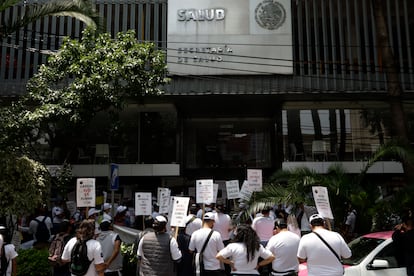 Manifestación en defensa de los cigarrillos electrónicos frente a la sede de la Secretaría de Salud, en Ciudad de México, el 1 de julio.