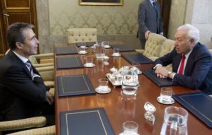 Garc&iacute;a-Margallo (izquierda) junto a Anders Fogg Rasmussen, secretario general de la OTAN.