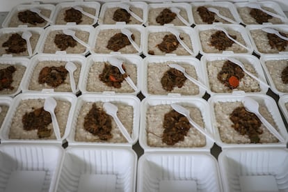 Raciones de comida caliente preparadas por un centro de acción comunitaria, con el apoyo del Programa Mundial de Alimentos (PMA) de la ONU, para los desplazados por la violencia que se refugian en el instituto Jeunes Filles de Puerto Príncipe, el 3 de mayo. Unos cinco millones de haitianos, casi la mitad de la población del país, tienen dificultades para alimentarse debido al conflicto, según la Clasificación Integrada de las Fases de la Seguridad Alimentaria (IPC, en inglés), una herramienta internacionalmente reconocida para medir la gravedad del hambre. Sin posibilidades de trabajar, las familias dependen de las raciones de comida y los kits de higiene que traen las organizaciones no gubernamentales. 