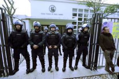 Unos policías montan guardia en la entrada de un colegio durante los exámenes para el profesorado en Lisboa, Portugal, el 18 de diciembre de 2013.