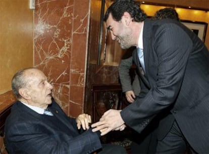 Anxo Quintana saluda al ex presidente de Xunta Manuel Fraga, ayer en Madrid.