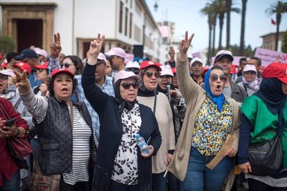 Manifestantes marroquíes de distintos sindicatos asisten a una protesta para conmemorar el Día Internacional de los Trabajadores, este miércoles, en Rabat, Marruecos.