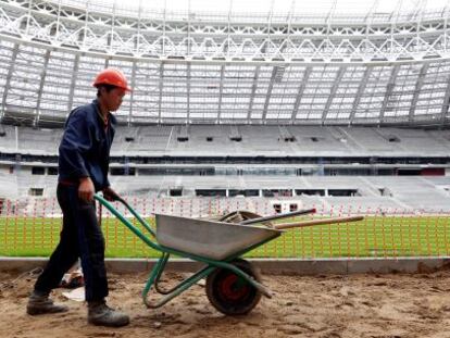 Trabajador en las obras de mejora de un estadio en Rusia para el Mundial de 2018.