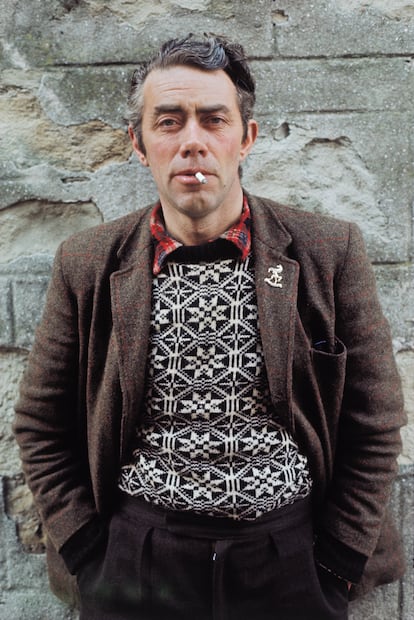 Un hombre posa en las islas Shetland con un jersey típico de la zona.