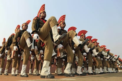 Los nuevos reclutas de la Fuerza de Seguridad Fronteriza de la India participan en un desfile en Humhama, en las afueras de Srinagar (India).  