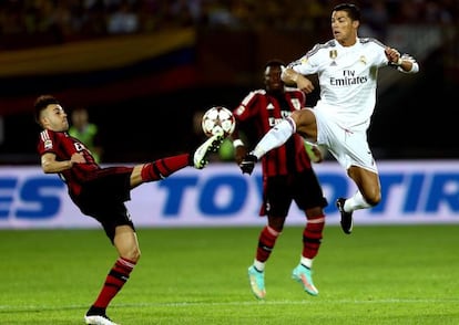 Cristiano y El Shaarawy pugnan por el balón