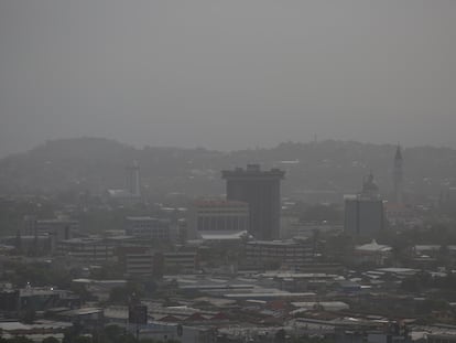 Vista de la ciudad de San Salvador cubierta de polvo del Sahara, en 2020.
