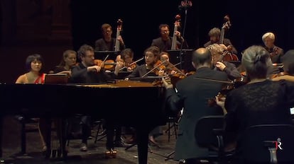 La pianista Yuja Wang (a la izquierda) y el violinista José Maria Blumenschein (junto a ella) con otros integrantes de la Mahler Chamber Orchestra tocando la ‘Jazz Suite’ de Tsfasman en el Teatro Real, el pasado 14 de noviembre.