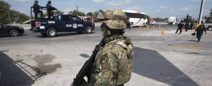 Varios policías federales patrullando una calle al norte de México.