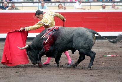 Paco Ure&ntilde;a, en un lance a su primer toro.