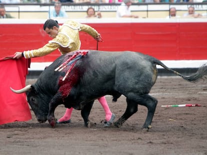 Paco Ure&ntilde;a, en un lance a su primer toro.