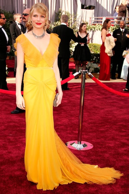 Michelle Williams se atrevió con el amarillo en la edición de 2006, cuando estaba nominada a actriz de reparto por 'Brokeback Mountain'. Su vestido estaba firmado por Vera Wang.