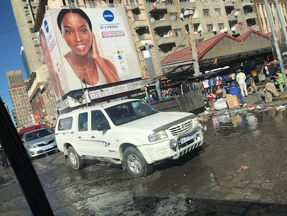 Un coche de la marca japonesa Mazda, en una calle del centro de Johanesburgo. Vehículos usados como este son populares en Sudáfrica.