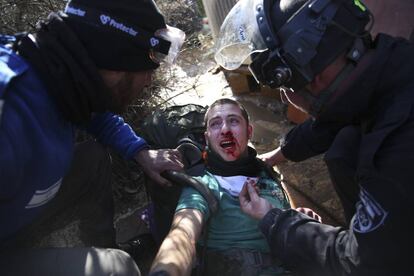 Policías israelíes trasladan a la fuerza a un colono judío durante la evacuación del asentamiento de Amoná en Cisjordania (Palestina).