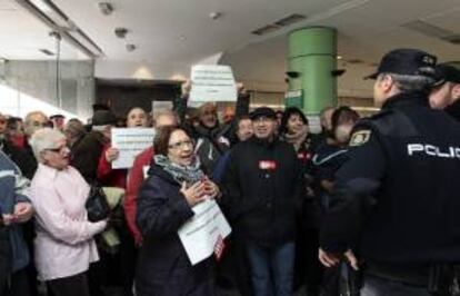 Concentración de jubilados y pensionistas en una de las sedes de la Seguridad Social en Zaragoza. EFE/Archivo