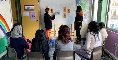 Actividad desarrollada por voluntarias del proyecto 'Construyendo puentes' en el Elna Maternity Center, en Atenas.