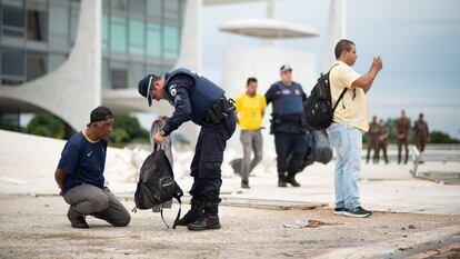 Policías arrestan a bolsonaristas frente al Palacio de Planalto, en Brasilia, el 8 de enero de 2023.