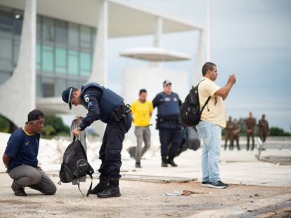 Policías arrestan a bolsonaristas frente al Palacio de Planalto, en Brasilia, el 8 de enero de 2023.
