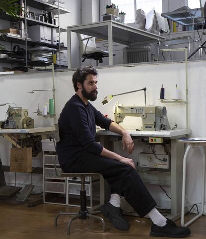 Moisés Nieto, en su taller de costura de Urgel.