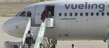 Varios pasajeros suben a un Airbus A320 de Vueling. 