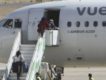 Varios pasajeros suben a un Airbus A320 de Vueling. 