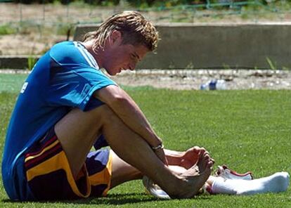 Fernando Torres, con leves molestias en un dedo de su pie derecho, durante un entrenamiento.