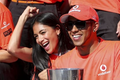 Lewis Hamilton con su novia