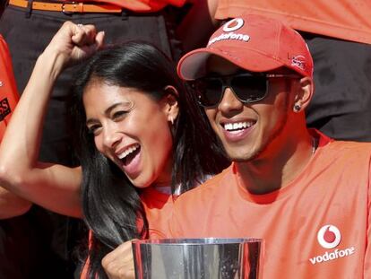 Lewis Hamilton con su novia